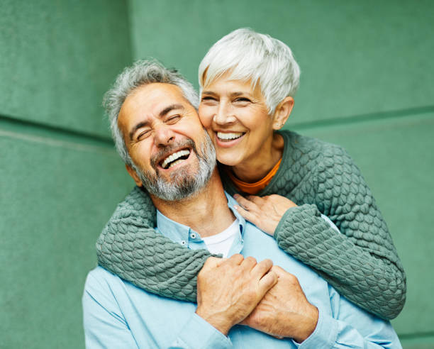 女性 男性 屋外 シニアカップル 幸せなライフスタイル 一緒に 笑顔 愛 楽しい 高齢者 アクティブな活力 自然 成熟 ストックフォト